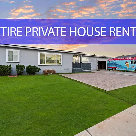 Entire Private 4-Br House, W Hot Tub, King Bed, 80 Tv, Gated Yard, Ranch Style, Available Now Vila